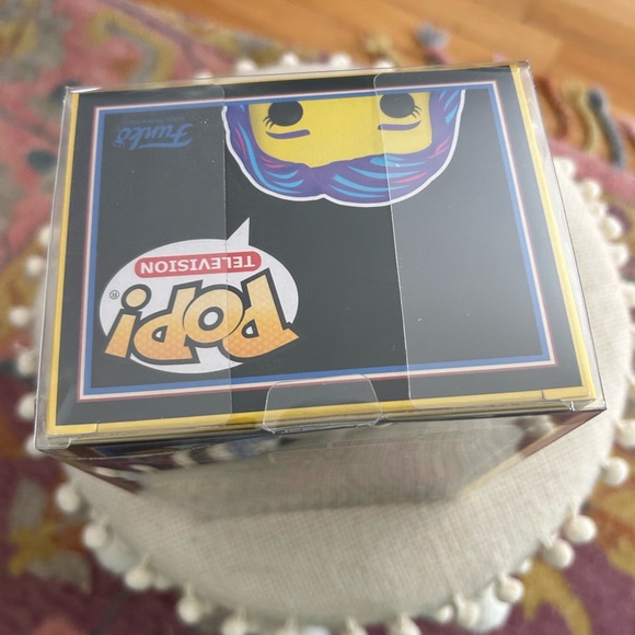 Funko Pop! Stranger Things - Eleven #802 Blacklight (Special Edition) - Picture 7 of 9